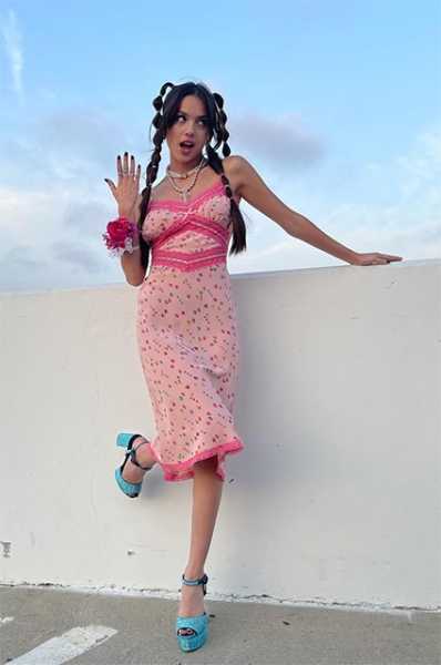 Стиль зумеров и тиктокеров: платье как у Бритни Спирс и топики из нулевых — как одевается новая поп-икона Оливия Родриго
