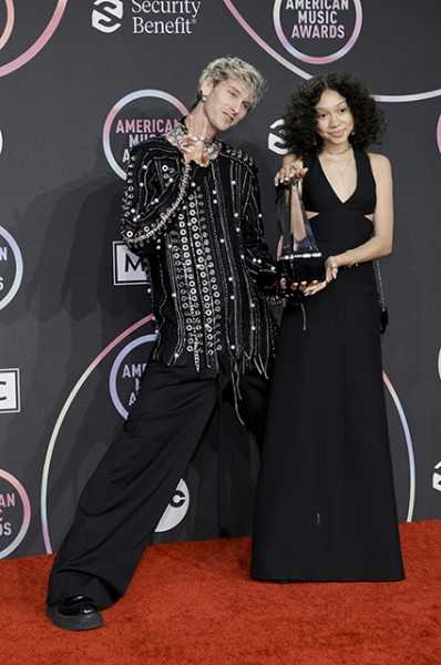 Dress Code. В Лос-Анджелесе прошла премия American Music Awards. Среди гостей — Дженнифер Лопес, Måneskin, Билли Портер