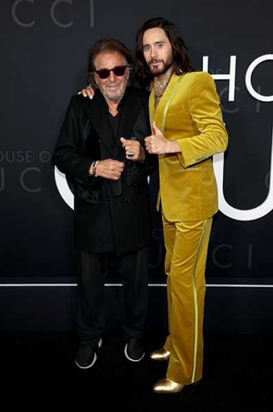 Dress Code. В Нью-Йорке прошла премьера фильма "Дом Gucci". Среди гостей — Сальма Хайек, Леди Гага, Джаред Лето