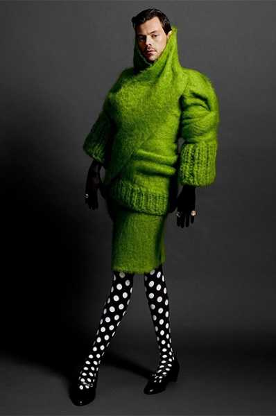 Гарри Стайлс позирует в корсете, юбке, цилиндре в новой фотосессии — и доказывает, что он звезда агендерной моды