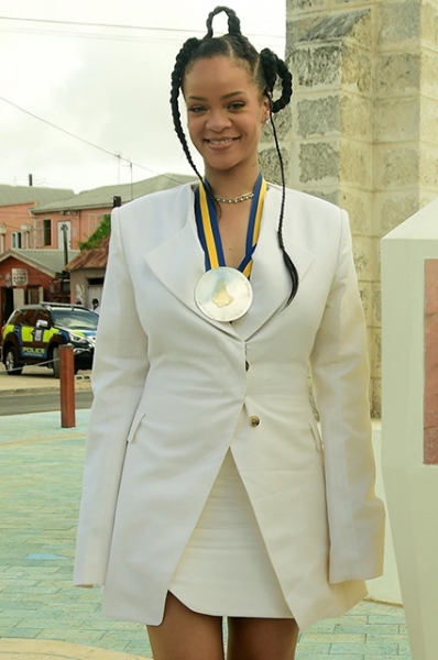 Рианна стала национальной героиней Барбадоса, но в сети обсуждают только ее новые модные образы
