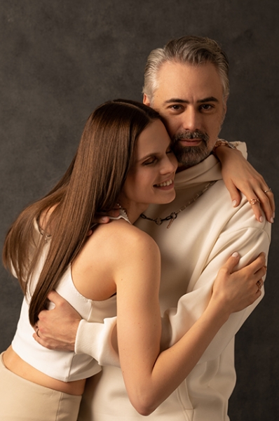 Романтичная фотосессия Никиты Преснякова с женой и не только: лукбуки ко Дню святого Валентина