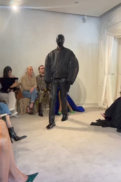 Как прошел кутюрный показ Balenciaga: на подиуме — Ким Кардашьян и Рената Литвинова, в зале — Крис Дженнер и Земфира