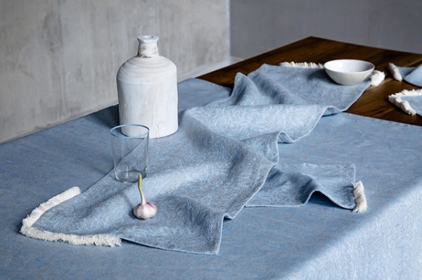 Плетеные салфетки и скатерти с алтайской росписью: 7 идей, как сделать кухню уютнее благодаря столовому текстилю