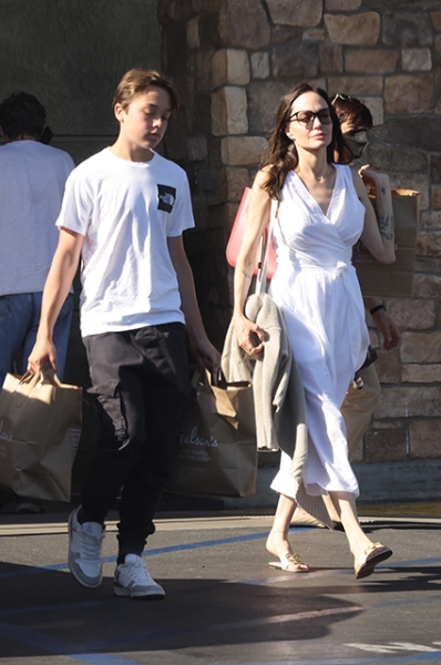 Off-duty. Анджелина Джоли с подросшим сыном Ноксом на шопинге в Лос-Фелисе