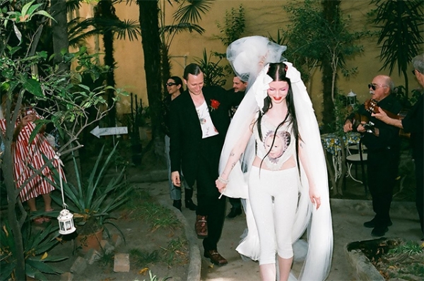 Оммаж Летиции Касте и лосины вместо платья: как прошла свадьба стилиста Рэйчел Роджерс и музыканта Луки Венеции