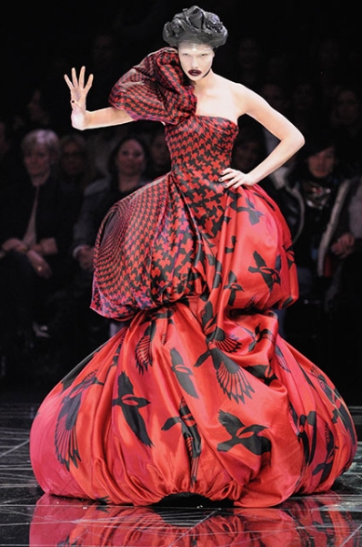 Модный журналист Филипп Пурхашеми раскритиковал давление на дизайнеров и вспомнил судьбу Александра Маккуина