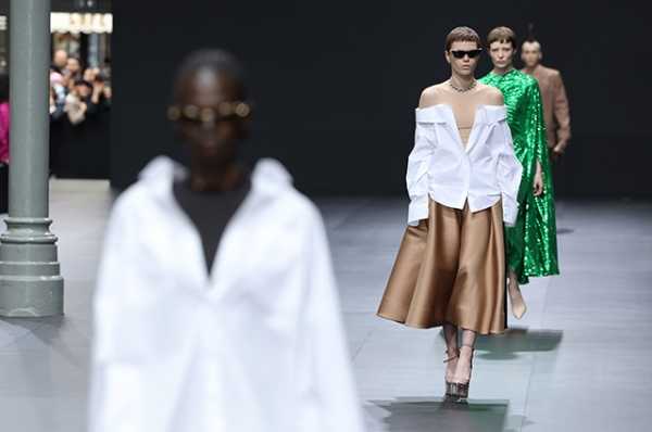 Неделя моды в Париже: Тина Кунаки, Бруклин Бекхэм и Никола Пельтц, Зендая посетили показ Valentino